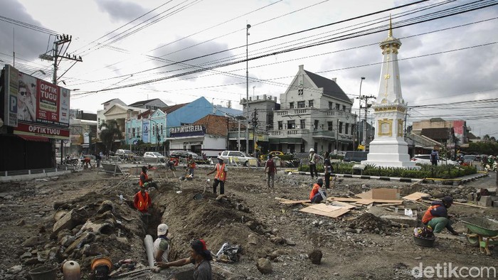 Pekerja menyelesaika proyek penataan kawasan Tugu Pal Putih, Yogyakarta, Jumat (16/10/2020). Pemerintah Kota Yogyakarta melanjutkan penataan kawasan jalur pedestrian Jalan Sudirman dan Tugu Pal Putih. Kawasan simpang Tugu salah satunya akan memindahkan jaringan kabel ke dalam tanah. 
detikcom/Pius Erlangga