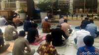 Umat Islam mengikuti salat Jumat dengan menjaga jarak antar saf.