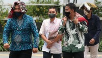 Mereka mendatangi lokasi salat Jumat dengan membawa perlengkapan salat sendiri.
