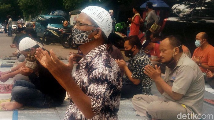Salat Jumat di Masa PSBB Transisi Umat Islam melaksanakan salat jumat di kawasan Sarinah Jakarta, Jumat (16/10/2020).