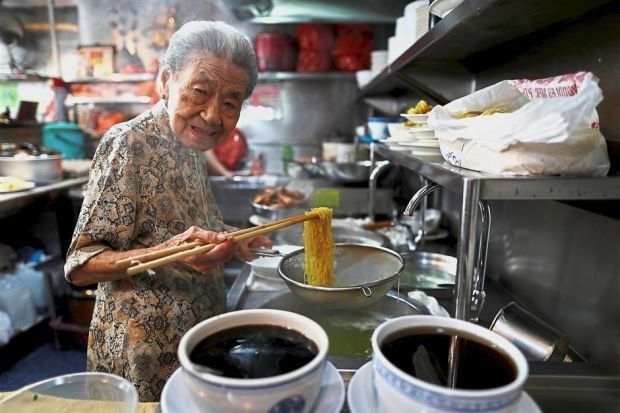Salut! 5 Penjual Makanan Renta, Ada yang Berusia 129 Tahun