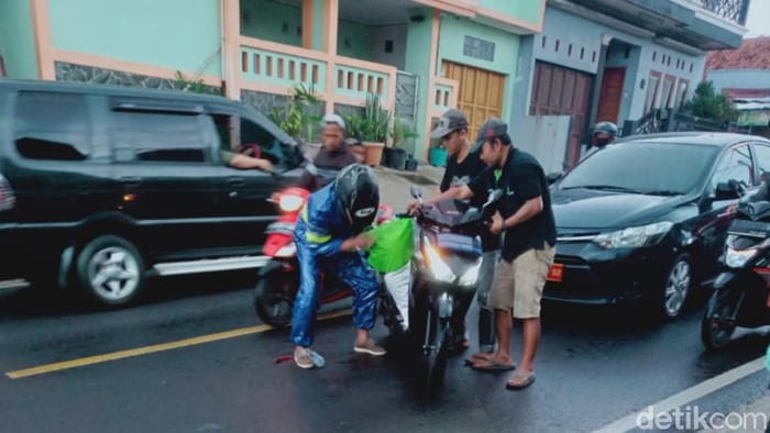 Sejumlah pemotor yang melintas jalur puncak Cianjur tergelincir solar yang tumpah