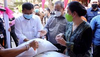 Puan secara simbolis menyerahkan bantuan sosial kepada tiga warga yang mewakili 776 keluarga penerima manfaat di Desa Dauh Yeh Cani. Bantuan sosial yang diserahkan Puan terdiri dari uang tunai Rp300 ribu, 15 kilogram beras, dan paket sembako. Foto: dok. DPR RI