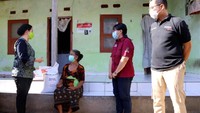 Puan menegaskan, pemberian bansos jadi salah satu upaya pemerintah dalam membantu warga bertahan di masa pandemi COVID-19. Ia pun berjanji, DPR RI akan terus mengawasi ketat penyaluran anggaran bansos tersebut. Puan juga berpesan agar warga taat pada protokol kesehatan guna mencegah penyebaran COVID-19 dan melaporkan jika ada penyelewengan bantuan sosial. Foto: dok. DPR RI