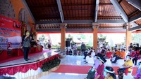 Pemberian bansos dilakukan Puan yang didampingi Menteri Sosial Juliari Batubara, serta Menteri Pemberdayaan Perempuan dan Perlindungan Anak I Gusti Ayu Bintang Darmawati, di Pendopo Jaba Pura, Desa Dauh Yeh Cani, Kecamatan Abiansemal, Badung. Foto: dok. DPR RI