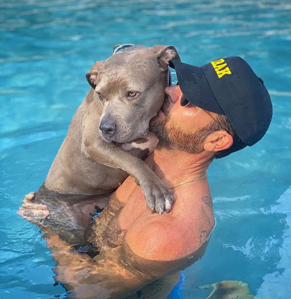 Justin Theroux juga dikenal sebagai artis yang penyayang hewan. Lihatlah saat dia mencium Kuma, anjing yang diadopsinya ini. 
