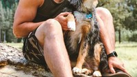 Keren nih pose Kellan Lutz dengan anjing kesayangannya bernama Koda.