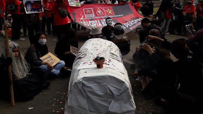 Sempat Aksi Dukun Bakar Menyan, Massa SRMI di Patung Kuda Bubar