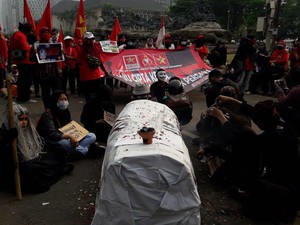 Sempat Aksi Dukun Bakar Menyan, Massa SRMI di Patung Kuda Bubar