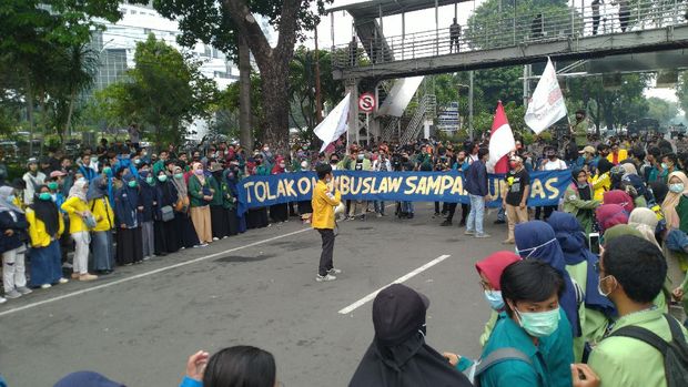 Demonstration situation at the roundabout of the Arjuna Wiwaha horse statue, Jakarta.  They reject the general law of the Employment Creation Law.