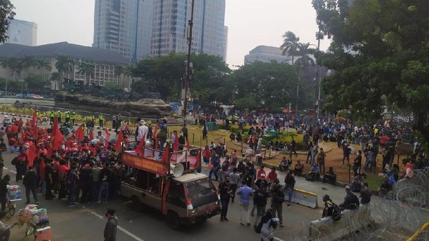 Demonstration environment to reject the omnibus law of the job creation law from the top of the JPO at the arjuna Wiwaha horse statue roundabout.