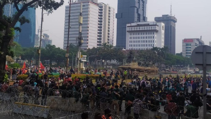 Suasana demonstrasi tolak omnibus law UU Cipta kerja dari atas JPO di Bundaran Patung Kuda Arjuna Wiwaha.