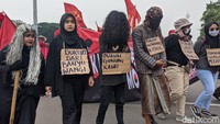 Para dukun tersebut melakukan aksi teatrikal di kawasan Patung Kuda.