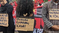 Beberapa dari Dukun mengalungkan tanda pengenal.