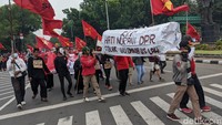 Aksi teatrikal bertambah dramatis ketika para dukun ini wara-wiri menggotong keranda.