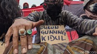 Terlihat seorang dukun tampak berkomat-kamit.