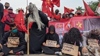 Begini penampakan para dukun yang turun gunung ikutan demo Omnibus Law.
