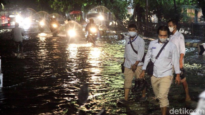 Hujan deras yang mengguyur Jakarta membuat beberapa titik tergenang. Salah satunya di kawasan Jalan Gaya Motor, Sunter, Jakarta Utara.