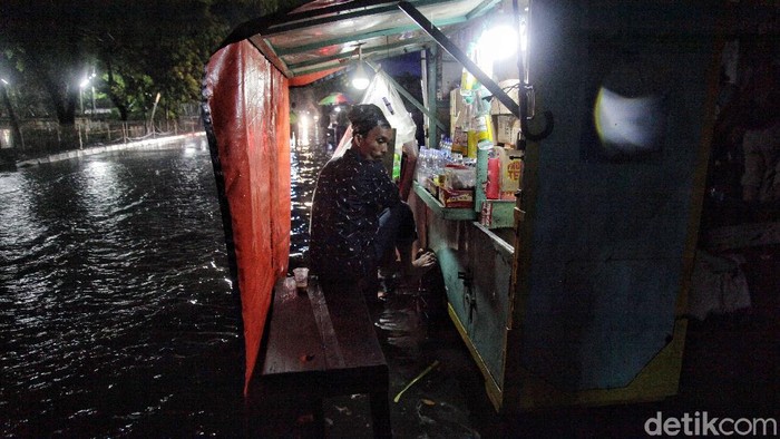 Hujan deras yang mengguyur Jakarta membuat beberapa titik tergenang. Salah satunya di kawasan Jalan Gaya Motor, Sunter, Jakarta Utara.