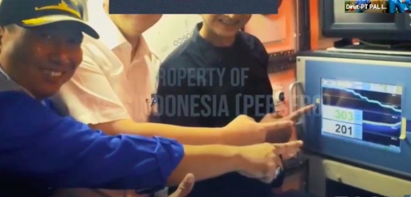 Tim PT PAL sedang uji coba kapal