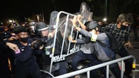 Aksi menentang pemerintah dan kerjaan terus berlajut polisipun bersikap represif. AP/Rapeephat Sitichailapa