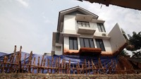 Hujan deras mengakibatkan longsor di wilayah Ciganjur, Jagakarsa, Jakarta Selatan. Longsoran itu lantas menimbun aliran sungai sehingga menyebabkan air membeludak di permukiman warga. Tampak salah satu rumah di Perumahan Melati Residence berada di ujung turap yang longsor (12/10). Ari Saputra/detikcom