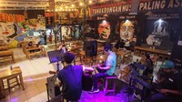 DKI Jakarta kembali memberlakukan Pembatasan Sosial Berskala Besar (PSBB) Masa Transisi. Artinya restoran ataupun kafe diperbolehkan melayani makan di tempat atau dine in. Rifkianto Nugroho/detikcom