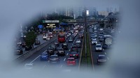 Arus lalulintas di jalan Gatot Subroto pun langsung macet, Senin (12/10) usai DKI Jakarta kembali melonggarkan PSBB ketat kembali pada kebijakan sebelumnya PSBB Transisi. Rifkianto Nugroho/detikcom