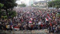 Menjelang petang, massa PA 212 yang mulai membubarkan diri dari aksi Tolak Omnibus Law di kawasan Patung Kuda itu pun kembali disusupi dan mulai rusuh, Selasa (13/10). Pradita Utama/detikcom