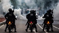 Aksi yang awalnya damai diwarnai bentrokan pada sore hari. Polisi juga akhirnya terpaksa membubarkan massa aksi unjuk rasa yang berujung rucuh di kawasan Gambir. Massa pun kocar-kacir saat polisi menembakkan gas air mata, Selasa (13/10/2020). Ari Saputra/detikcom