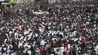 Terakhir, pekan ini juga diwarnai adanya aksi unjuk rasa besar-besaran di Thailand yang menuntut reformasi kerajaan dan transparasi keuangan meskipun pemerintah telah mengeluarkan dekrit dan larangan untuk berkumpul lebih dari 4 orang dan mengebiri kebebasan pers. Ratusan demonstran pun tetap nekat berkumpul di Bangkok untuk menentang pemerintah, Kamis (15/10). AP Photo/Sakchai Lalit