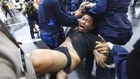 Seorang demonstran pro-demokrasi akhirnya diamakan polisi saat berkumpul di Bangkok untuk menentang pemerintah. (AP Photo)