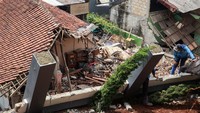Akibat hujan deras di Hulu dan sebagaian wilayah Jakarta pada pekan lalu mengakibatkan sejumlah rumah tertimbun material tanah longsor dan kerusakan yang cukup parah di Ciganjur, Jakarta Selatan (12/10). Ari Saputra/detikcom