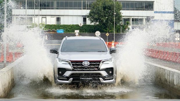 Toyota New Kijang Innova dan New Fortuner