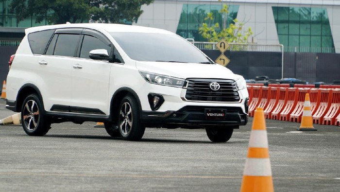 Toyota New Kijang Innova dan New Fortuner
