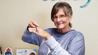 Di alam, ular berkepala dua memiliki tingkat kemampuan hidup yang rendah. Karena kasihan, Jeannie pun menyelamatkan dan membawa ular berkepala dua itu ke Catawba Science Center di Hickory, North Carolina. Di sana, ular tersebut akan mendapat perawatan lebih lanjut. (dok. Jeannie Wilson)