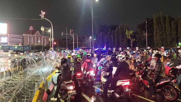 Usai demo mahasiswa bubar. lalin di kawasan harmoni macet.