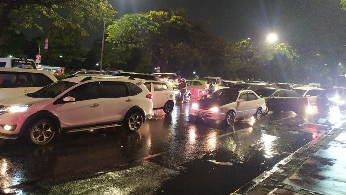 Usai demo mahasiswa bubar. lalin di kawasan harmoni macet.