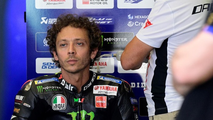 (FILES) In this file photo taken on July 25, 2020, Monster Energy Yamahas Italian rider Valentino Rossi attends the fourth MotoGP free practice session of the Andalucia Grand Prix at the Jerez race track in Jerez de la Frontera. - Seven-time MotoGP world champion Valentino Rossi said on October 15, 2020, he has tested positive for coronavirus and will miss this weekends Grand Prix of Aragon. (Photo by JAVIER SORIANO / AFP)