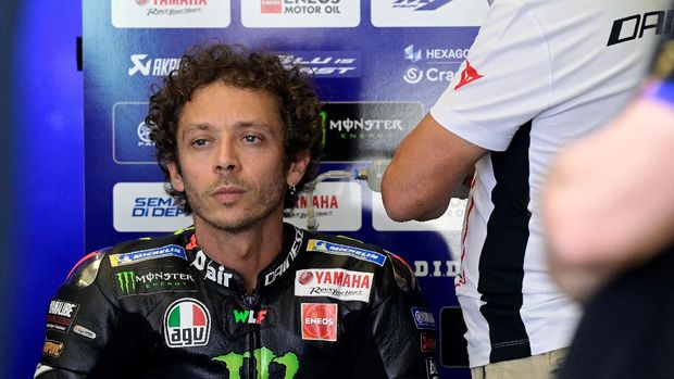 (FILES) In this file photo taken on July 25, 2020, Monster Energy Yamaha's Italian rider Valentino Rossi attends the fourth MotoGP free practice session of the Andalucia Grand Prix at the Jerez race track in Jerez de la Frontera. - Seven-time MotoGP world champion Valentino Rossi said on October 15, 2020, he has tested positive for coronavirus and will miss this weekend's Grand Prix of Aragon. (Photo by JAVIER SORIANO / AFP)