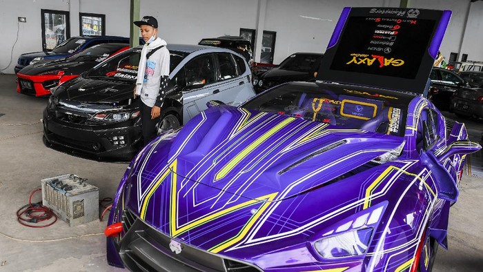 Pengunjung melihat mobil dan truk modifikasi saat Bandung Auto Fest 2.0 di Kiara Artha Park, Bandung, Jawa Barat, Sabtu (17/10/2020). Bandung Auto Fest 2.0 yang diselenggarakan pada tangal 17-18 Oktober 2020 tersebut merupakan wadah para modifikator untuk menyuguhkan kreasi dan inovasi gaya kendaraan di era adaptasi kebiasaan baru. ANTARA FOTO/M Agung Rajasa/hp.