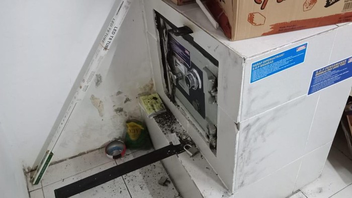 Barang bukti brankas yang dibobol pelaku