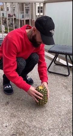 Cara Mengupas Nanas Tanpa Pisau, Hanya Pakai Tangan