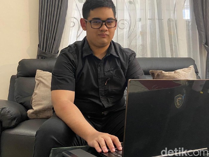 Cerita Wisudawan Termuda ITS Raih Gelar Sarjana di Usia 19 Tahun