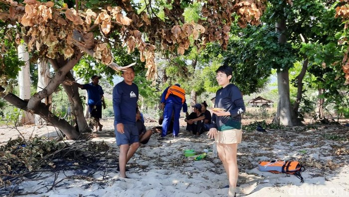Dua Wisatawan Terdampar di Pantai Merak