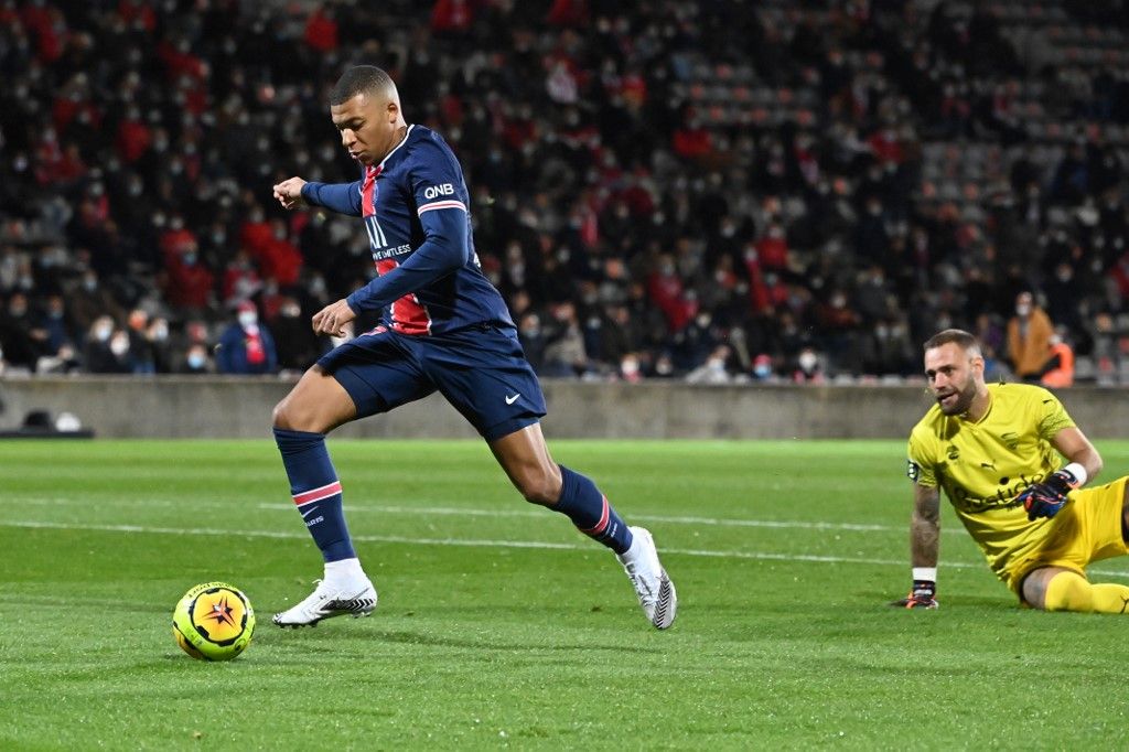 FBL-FRA-LIGUE1-NIMES-PSG Paris Saint-Germain's French forward Kylian Mbappe (L) scores a goal past Nimes' French goalkeeper Baptiste Reynet during the French L1 football match between Nimes (NO) and Paris Saint Germain (PSG) at the Costieres Stadium in Nimes, southern France, on October 16, 2020. (Photo by Pascal GUYOT / AFP)