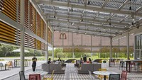 Jendelanya dapat dibuka dan ditutup otomatis yang dikendalikan oleh sensor suhu dan kelembapan luar ruangan. Foto: Dok. Inhabitat/Kate Joyce Studios