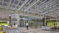 Selain menghasilkan energi terbarukan di tempat, restoran ini juga hemat penggunaan energi dengan menggunakan ventilasi alami. Foto: Dok. Inhabitat/Kate Joyce Studios