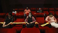 Bioskop-bioskop yang dibuka pun memastikan kapasitas ruang studio hanya 50% dengan penjarakan sosial.
