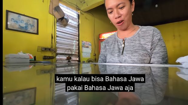 Jalan-jalan ke Mojokerto, Bule Ini Prank Penjual Makanan